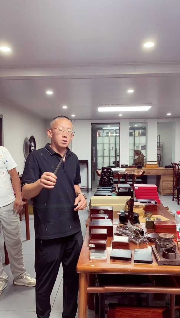 木贵妃檀把把壶瑕疵款