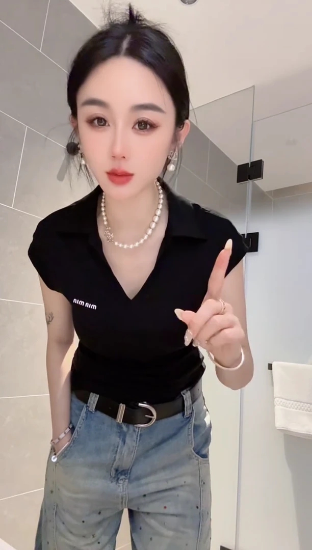 欧货2025夏季新款时髦减龄休闲百搭poloV领修身显瘦短袖T恤上衣女