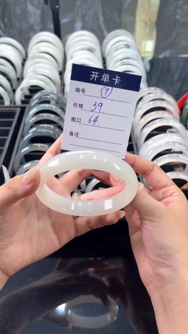 未镶嵌手镯石英质玉手镯