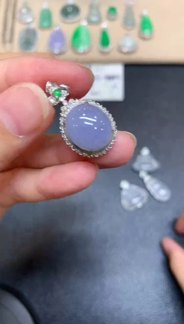 颈饰18K金镶嵌翡翠蛋面【无服务费