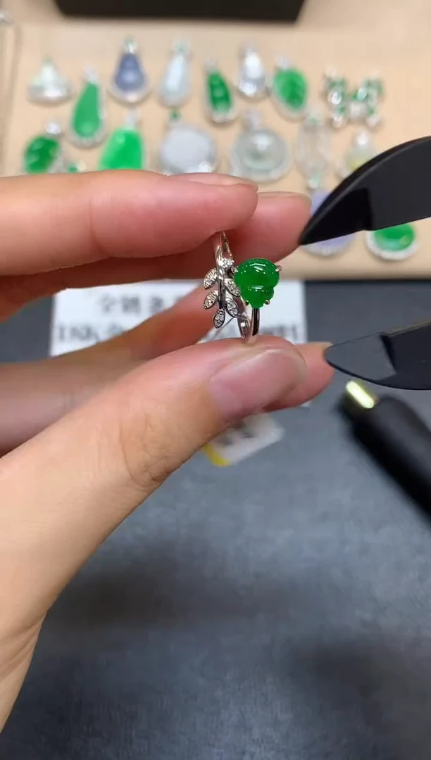 18K金镶嵌戒指翡翠葫芦【无服务费
