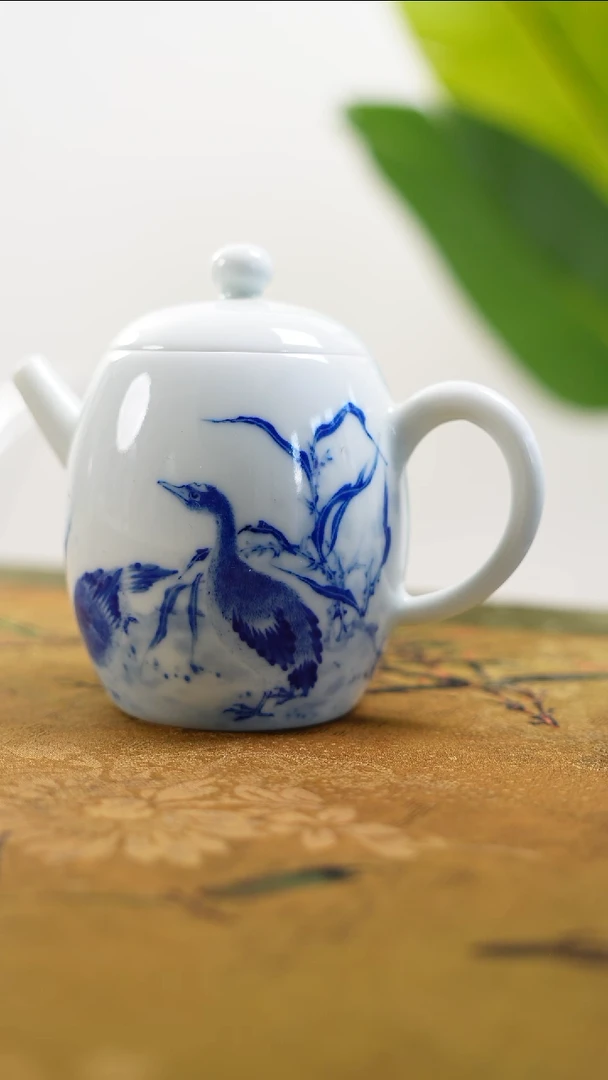 青花鸭戏水小茶壶