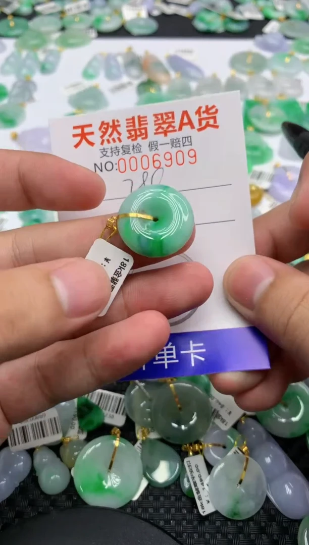 翡翠18K金镶嵌颈饰111111111111