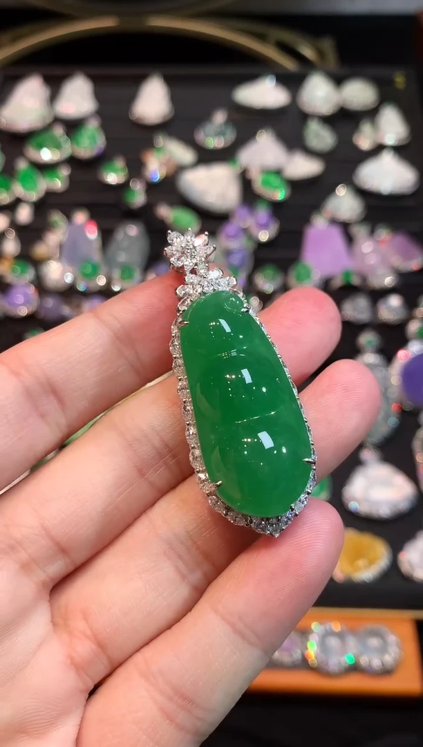 吊坠(赠链)18K金镶嵌翡翠满绿厚庄胖福豆吊坠