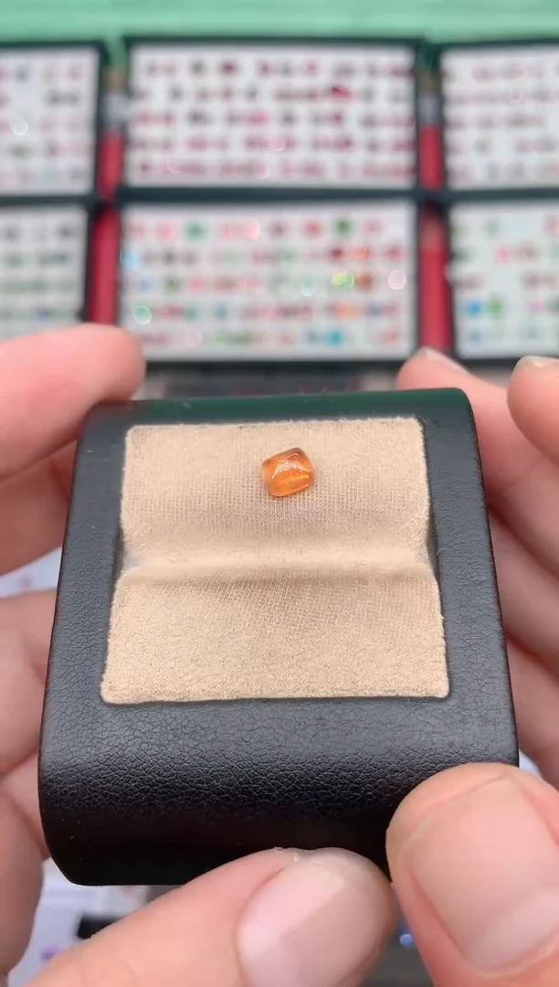 未镶嵌裸石石榴石（芬达石）1.48ct
