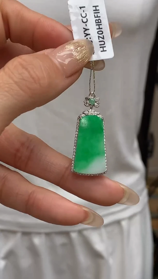 【闪购商品】翡翠颈饰18K金镶嵌无事牌