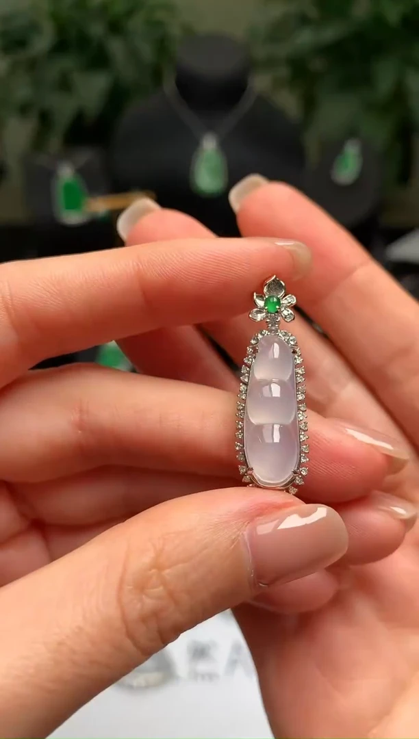 颈饰18K金镶嵌翡翠福豆