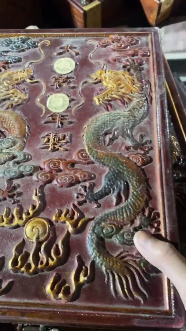 香榧木1个开封竖款红色盘龙扁盒子
