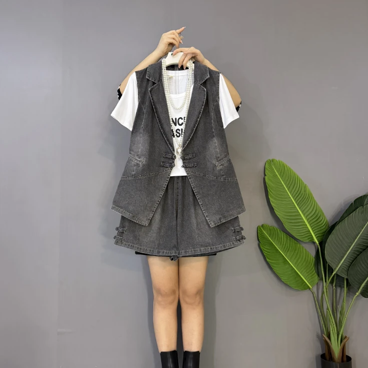 新款大码女装时尚微胖气质复古休闲百搭盘扣牛仔马甲短裤套装