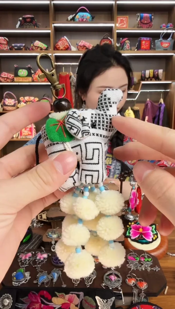 【闪购商品】织绣A5蒙阿苏苗绣传承