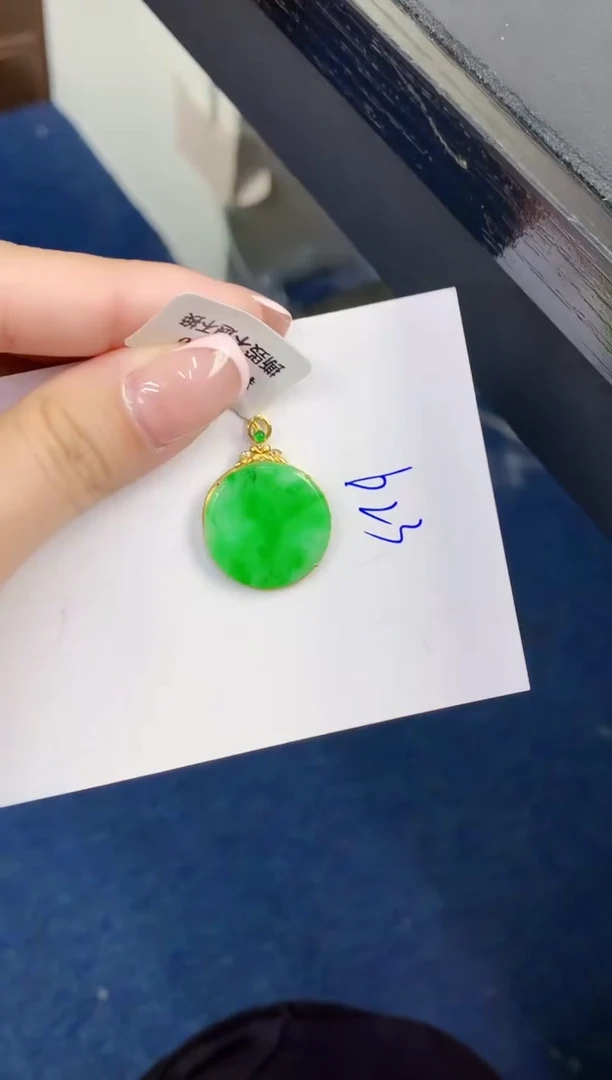 翡翠18K金镶嵌颈饰缅甸天然翡翠A货