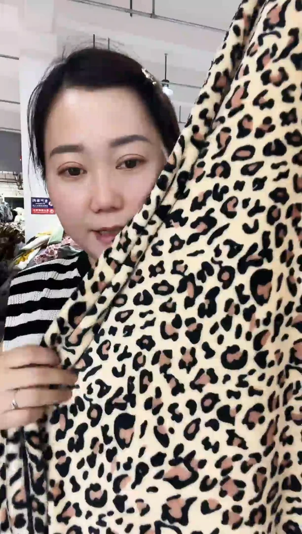 混纺主播手上展示的产品