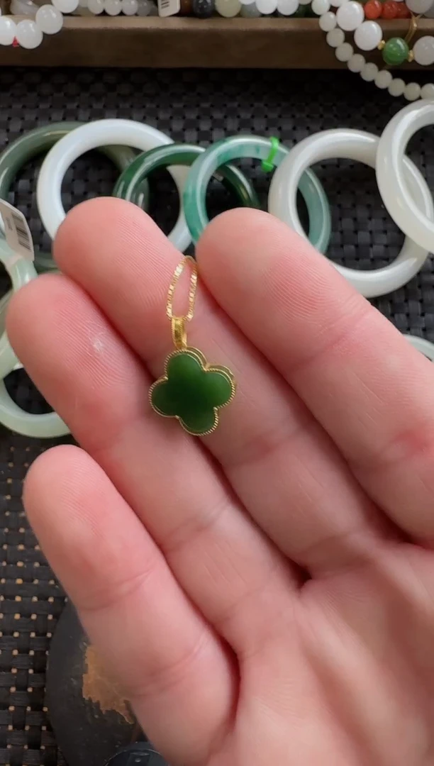 颈饰18K金镶嵌和田玉四叶草