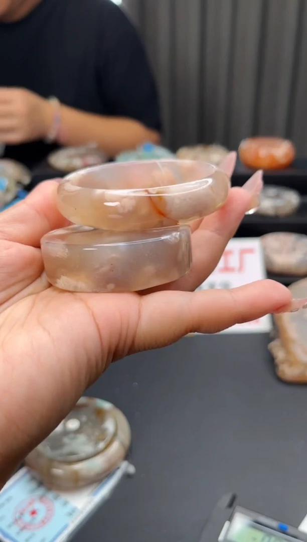 石英质玉手镯未镶嵌赠送镯心（圈口53