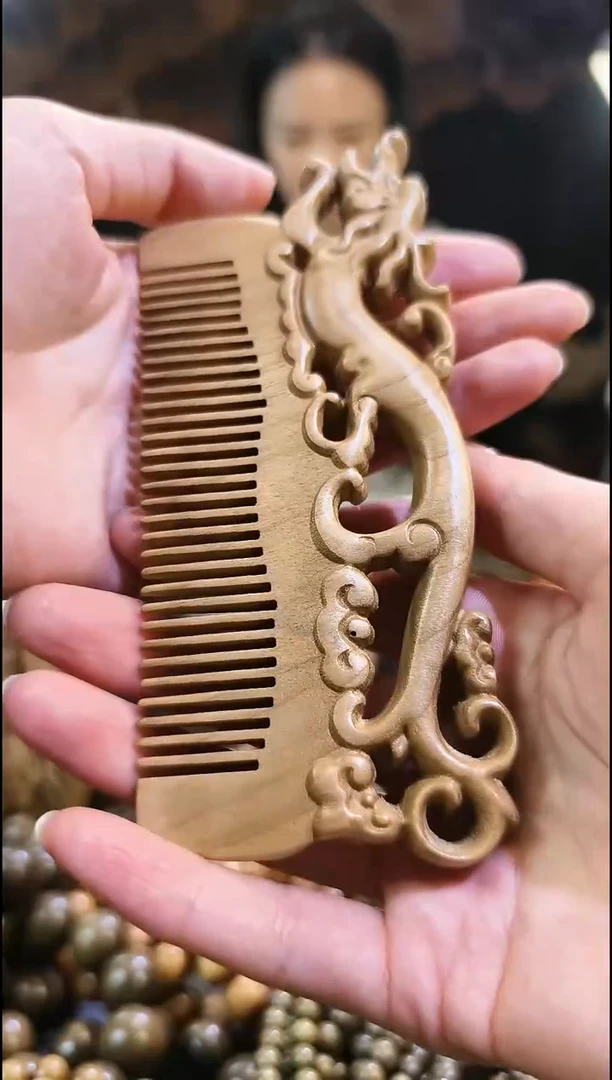 金丝楠龙梳手把件