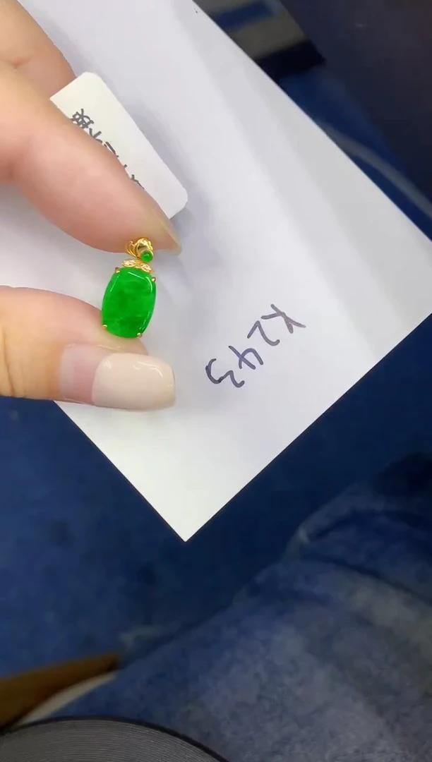 颈饰18K金镶嵌翡翠缅甸天然翡翠A货