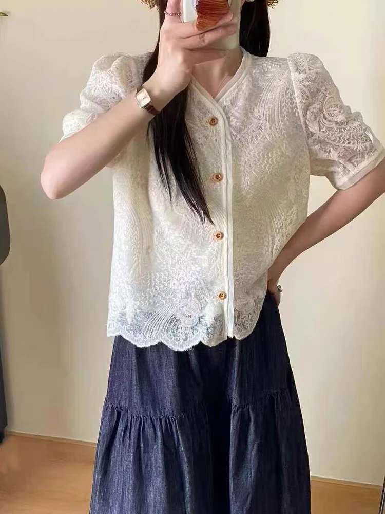 1016减龄拼接欧根纱边芦苇刺绣木扣短袖打底