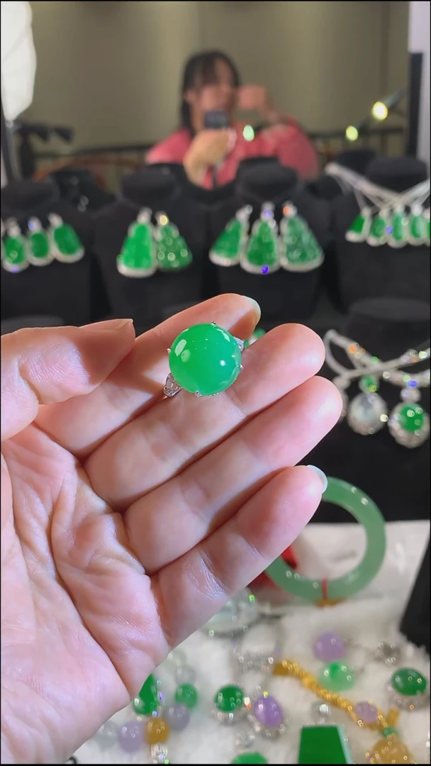 18K金镶嵌戒指翡翠戒指