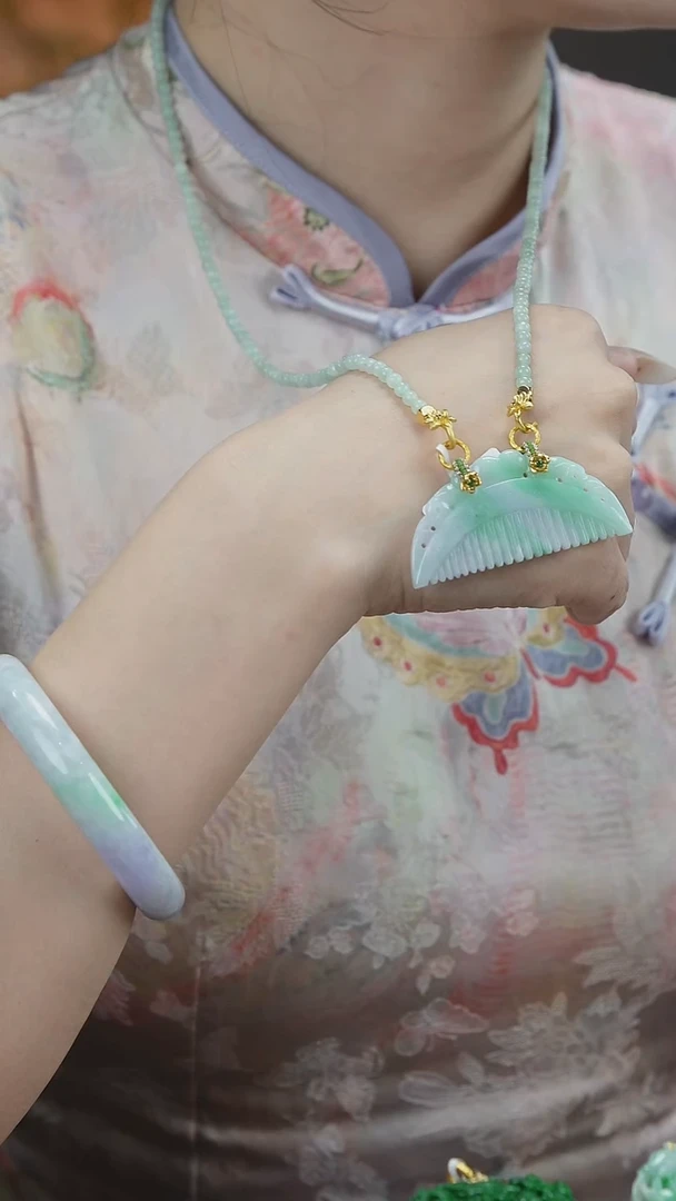 翡翠未镶嵌吊坠(赠链)98