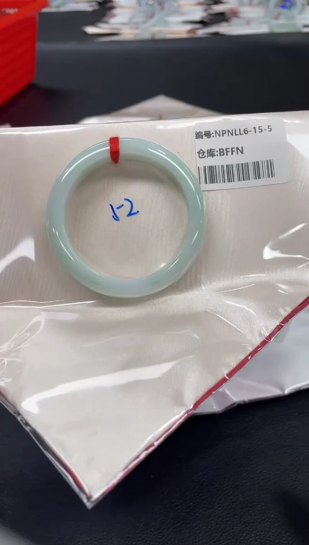 翡翠手镯未镶嵌翡翠手镯