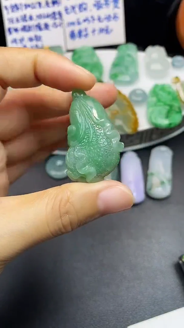 颈饰未镶嵌翡翠吊坠