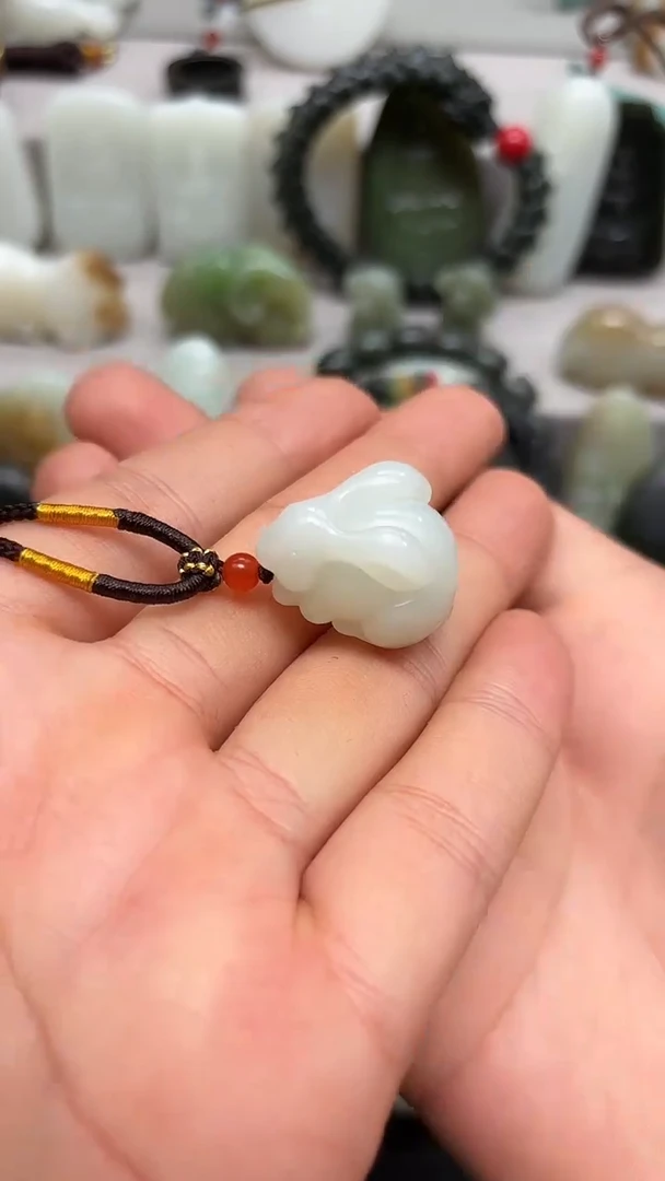 和田玉未镶嵌颈饰.