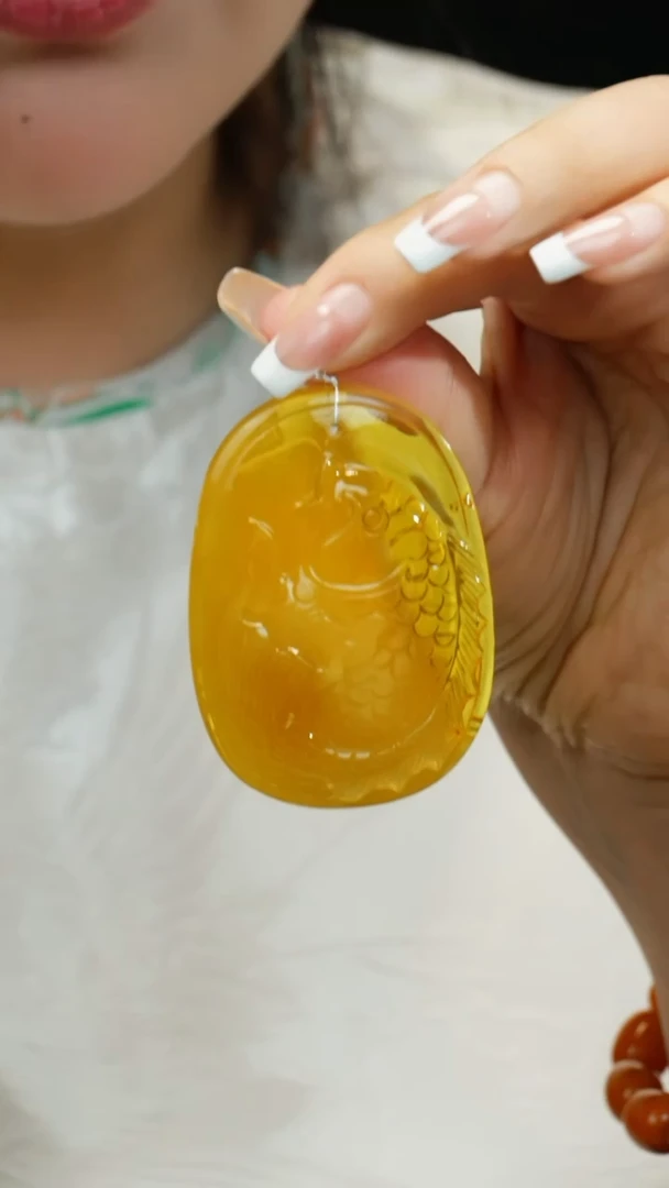 裸石琥珀未镶嵌锦鲤雕刻件吊坠 33g