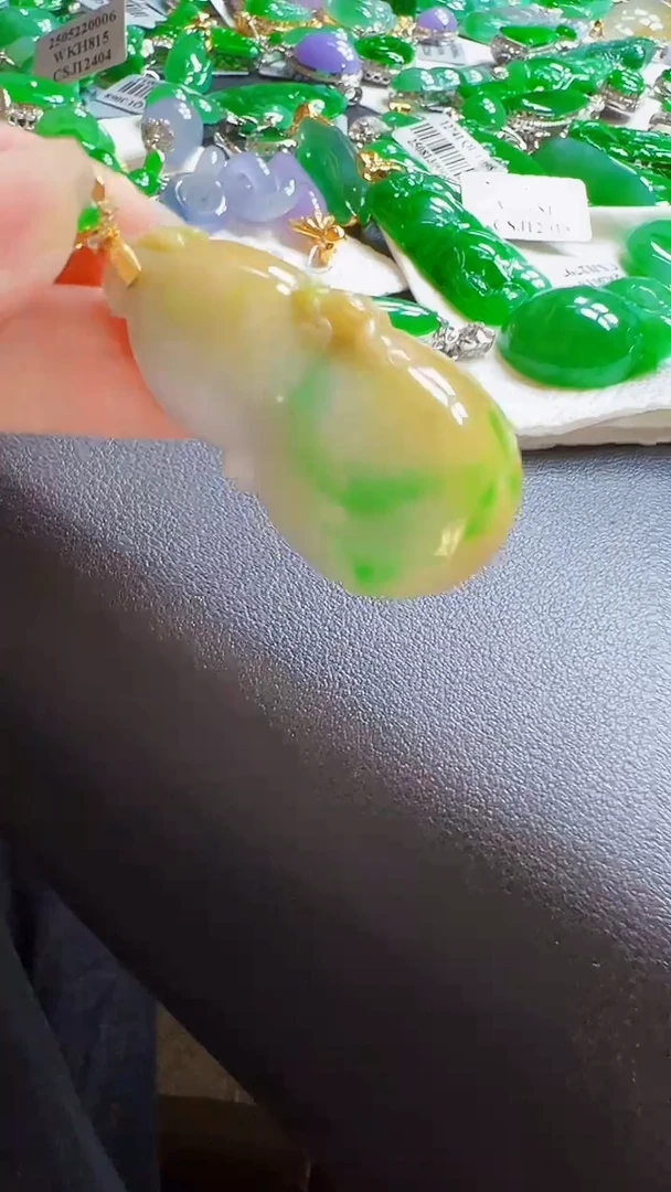 颈饰18K金镶嵌翡翠葫芦