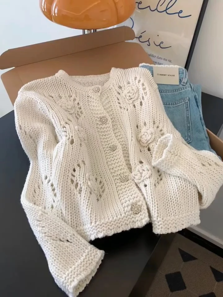 简约气质文艺复古少女风白色镂空时尚毛衣外套女2025秋冬长袖上衣
