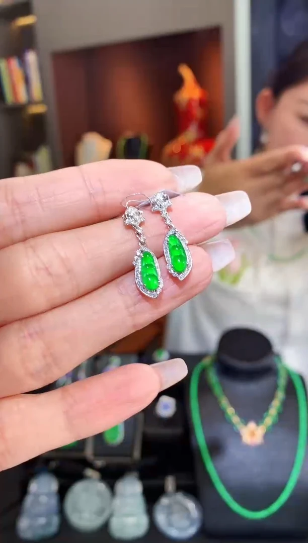 【闪购商品】翡翠吊坠(不含链)18K金镶嵌豆子耳饰