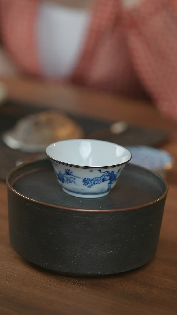 包铜青花老虎杯...