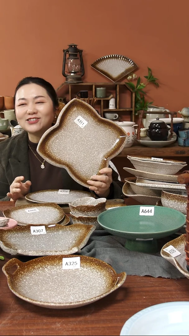 陶瓷A311 一个陶瓷粗陶四叶草盘可能微瑕