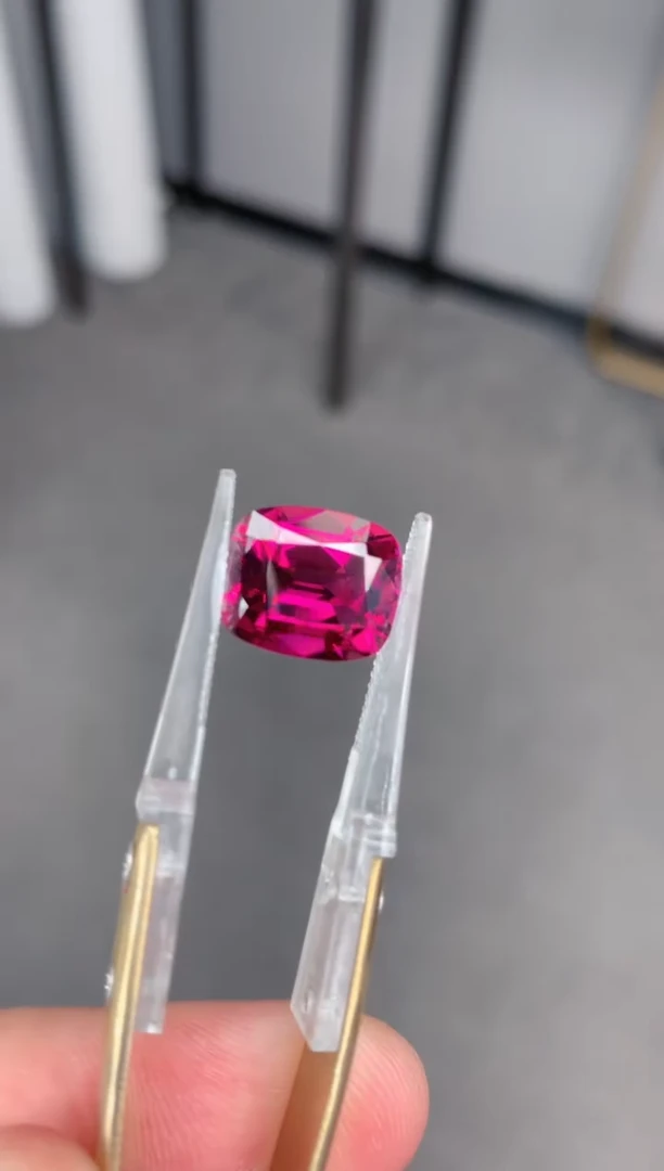未镶嵌裸石石榴石8.7ct 镁铝榴石