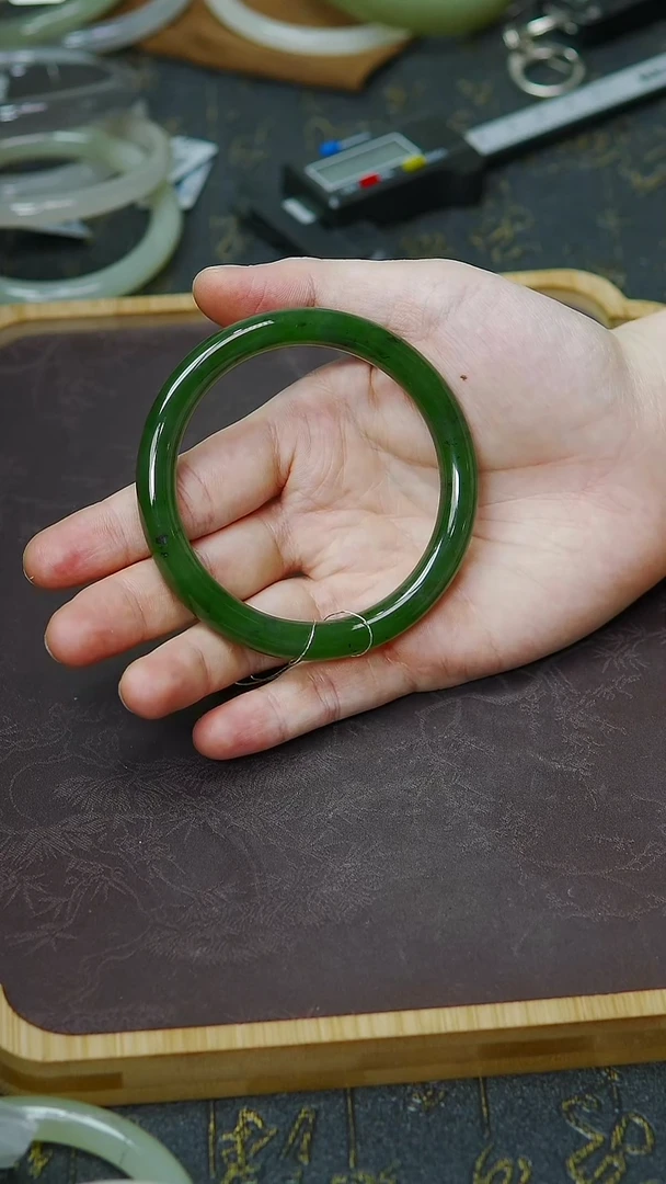 未镶嵌手镯和田玉58-59圈口胖圆条冰阳辣绿