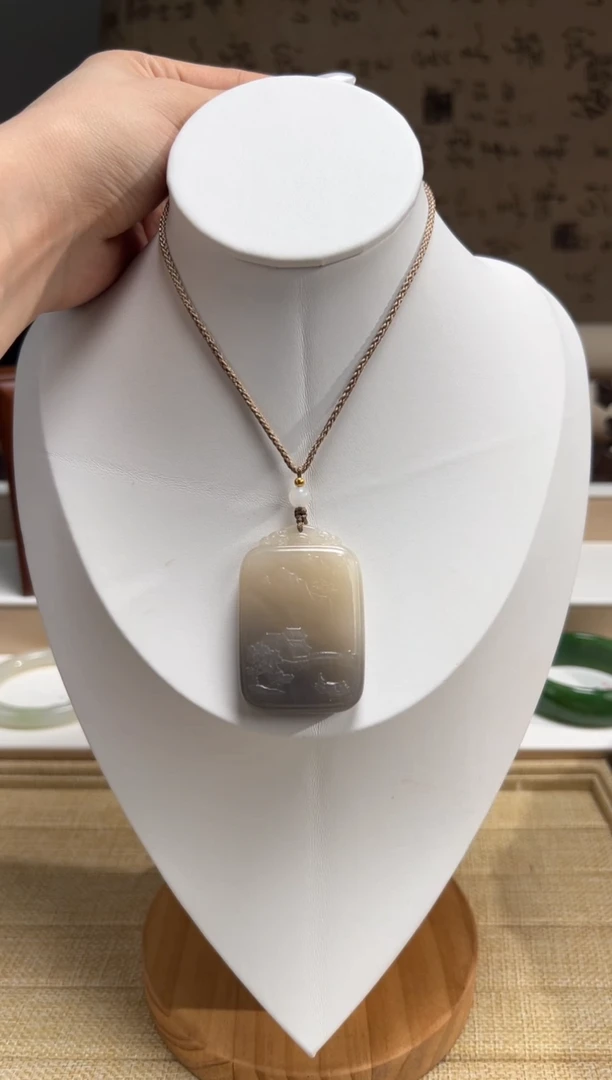 和田玉未镶嵌颈饰51.5x34.7x10.6