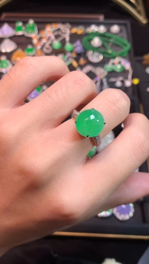 18K金镶嵌戒指翡翠高冰阳绿蛋面戒指