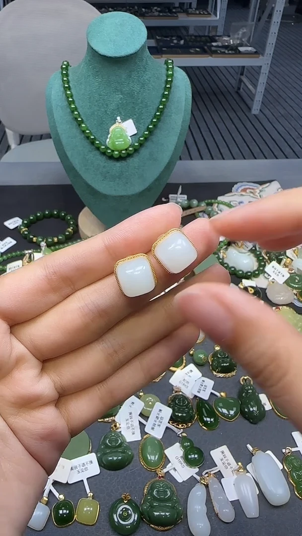 18K金镶嵌和田玉耳饰1