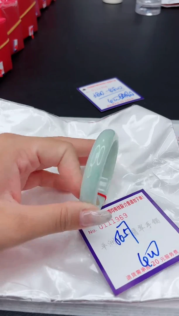 翡翠手镯未镶嵌1