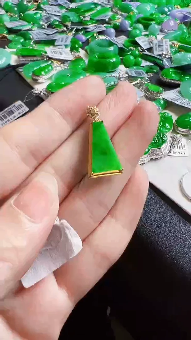 颈饰18K金镶嵌翡翠库*炫无事牌