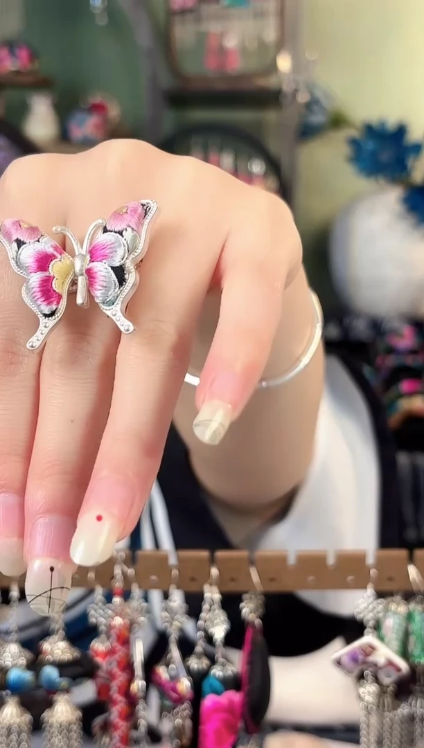 彩云南阁非遗老绣饰品541*