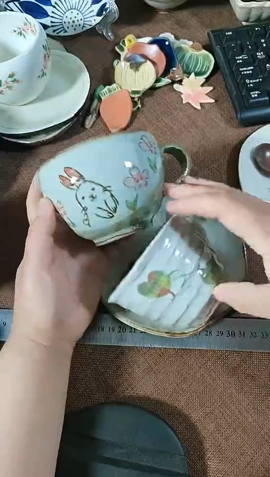 稻谷壳茯苓花和兔子马克杯