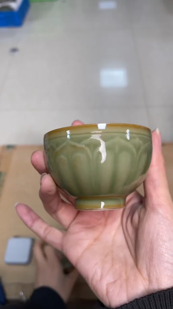 陶瓷橄榄绿莲瓣禅定杯 单只