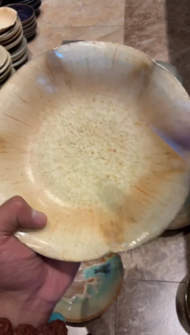 瓷片咖****?184，陶泥米黄荷口盘