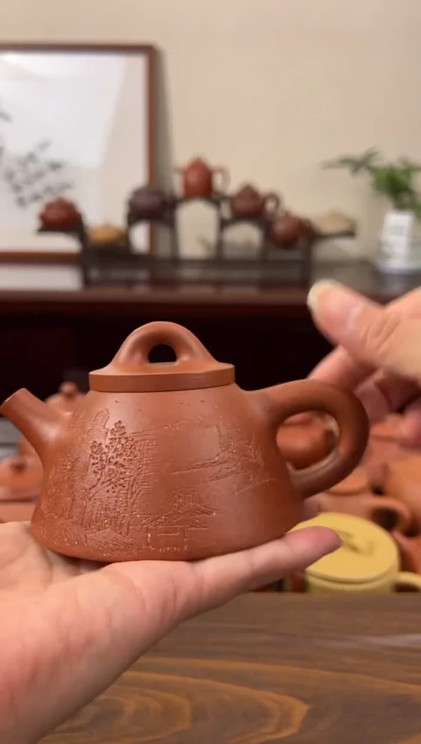 茶杯紫砂红降坡刻绘霸王石瓢壶160CC