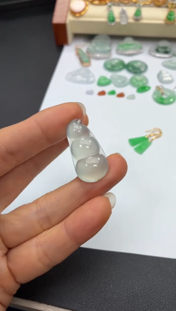 颈饰18K金镶嵌翡翠天然翡翠A货