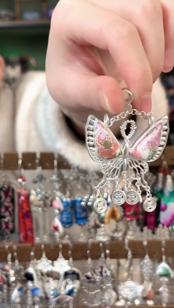 彩云南阁非遗老绣苗银饰品640