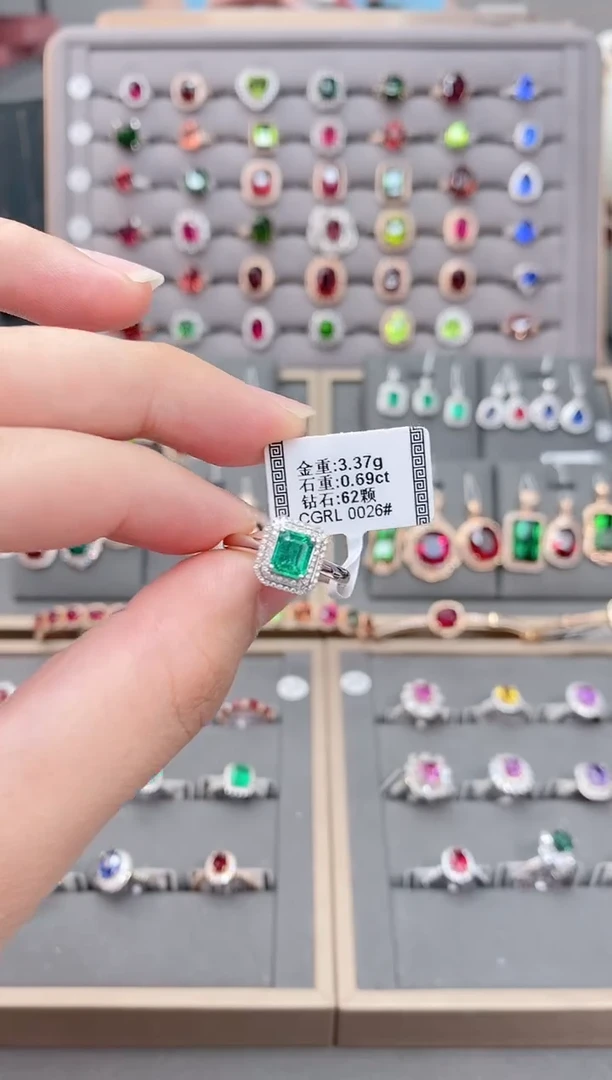 18K金镶嵌戒指祖母绿0.69