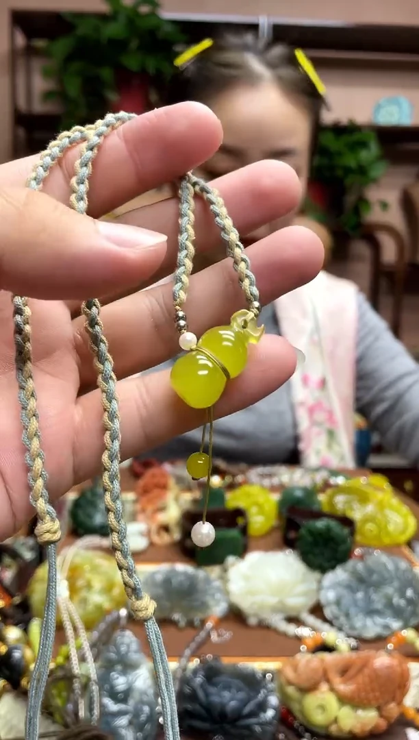 未镶嵌岫玉颈饰多样性发货发其中之一
