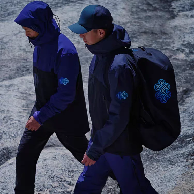 SC25583轻量户外防风防水全缝隙压胶拼色硬壳冲锋衣