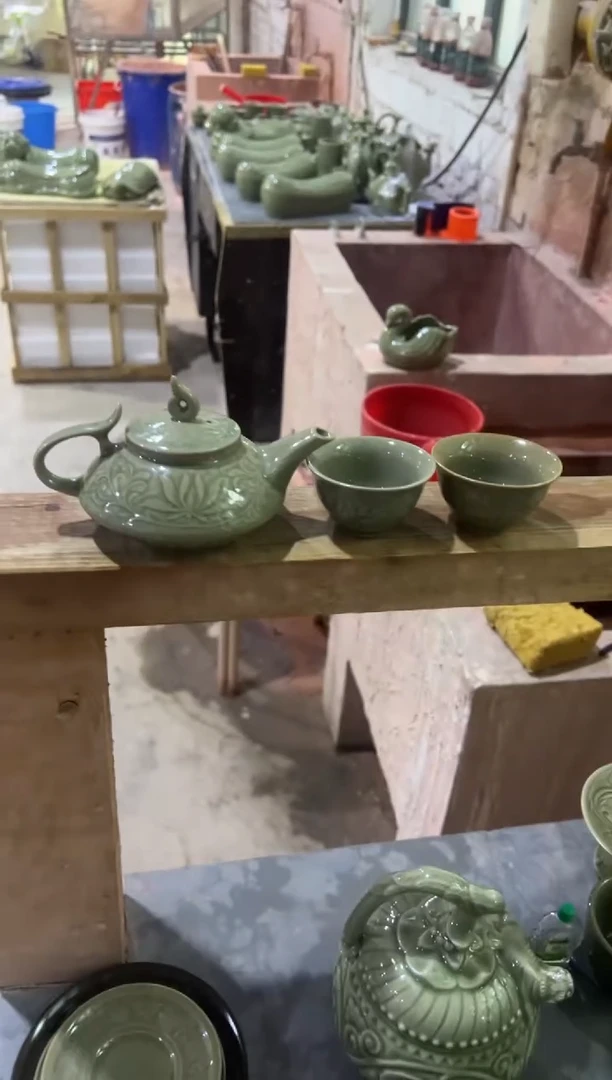 微瑕耀州窑青瓷莲纹虚遍壶+莲纹小杯2